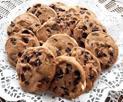 Un Cookie En Europe Ou Biscuit Au Canada Est Un Petit Biscuit Sec Et Rond Aux Pepites De Chocolat Originaire En 2020 Recette Facile Cookies Recette Cookies Et Biscuits