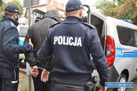 Agresywni ludzie skandowali obelżywe hasła pod adresem policjantów, rzucali niebezpiecznymi przedmiotami w kierunku. Ukrywal Sie Przed Policja Teraz Siedzi W Areszcie Lubin Portal Miasta