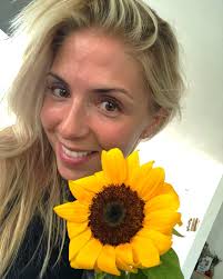 Wie gut kann ein Donnerstag sein, wenn man von Kunden selbstgepflanzte  Sonnenblumen geschenkt bekommt… 😍🌻 #lovemyjob #dankbar #videocontent  #moderation
