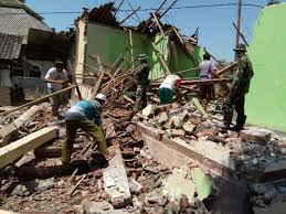 Genpi.co — gempa yang melanda wilayah jawa timur dan berpusat di tuban, kamis (19/9), ternyata juga dirasakan hingga di wilayah pulau lombok, dan sumbawa, nusa tenggara barat (ntb). Tni Lakukan Pembongkaran Dan Pembersihan Rumah Warga Di Lombok Timur Berita Terkini Medan Sumut Utama News