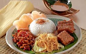 Saus asinan betawi aslinya hanya memakai cuka tetapi menurut saya saus terasa lebih nendang dan nikmat dengan campuran air asam jawa. 13 Makanan Khas Betawi Yang Ngangenin