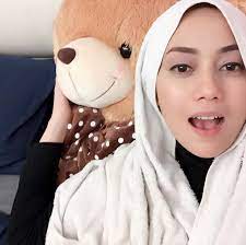 Peminat doakan mia ahmad dan syarul ridzwan bersatu. Gambar Cute Mia Ahmad Dengan Teddy Bear Beautiful Hijab Girl Hijabi Girl Beautiful Hijab