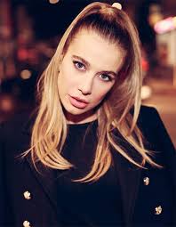 Nel luglio 2019 il terremoto mediatico sul suo presunto tradimento ai danni del marito, il cantante delle vibrazioni francesco sarcina, e una serie di insulti al suo indirizzo prontamente. Clizia Incorvaia Ecco Chi E Il Suo Uomo Misterioso Tiberio Carcano Gossip It