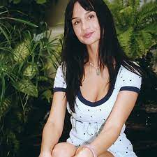 Viola kołakowska nawet w takiej sytuacji nie odpuszcza… przekonuje, że krzysztof krawczyk zmarł przez szczepionkę. Playboy Przypomnial Okladke Z Naga Viola Kolakowska Z 2001 Roku Kozaczek