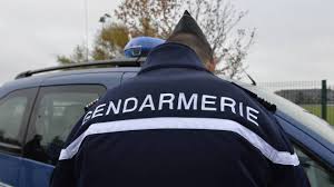 Le conducteur perd le contrôle, percute une autre voiture puis un muret : il est transporté à l’hôpital