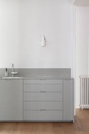 Minimal Grey Kitchen No Handles No Back Barcelona Apartment By Intsight Design De Cuisine Moderne Armoires De Cuisine Grises Cuisine Grise