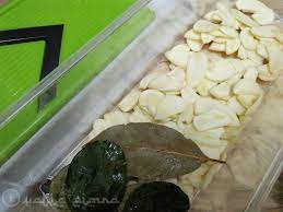 Ramuan sederhana buatan sendiri, bawang putih dan madu dalam toples kaca, ampuh jaga kesehatan dan untuk obat. Seisi Keluarga Boleh Guna Kalau Sakit Wanita Ini Kongsi Manfaat Dan Resipi Minyak Bawang Putih Pelbagai Guna