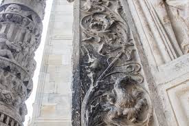 Lungo 87 metri, largo 35 metri e se notiamo poi, guardando la facciata, sul fianco sinistro, vi è la cosiddetta porta della rana per una decorazione ormai quasi del tutto perduta che. Curiosita Su Como Le Cose Che Forse Non Sapevate