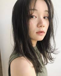 長い前髪を活かした魅力的なヘアスタイル 伸ばしかけでもアレンジを楽しもう folk ヘアスタイル 前髪 長い カジュアルなヘアスタイル