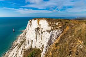 Social media users pointed out that a number of people have. Sightseers Risk Their Lives As They Jump For Photo On Crumbling 400ft Cliff Edge Mirror Online