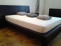 Ce letto è un mobile domestico costituito da una superficie orizzontale solitamente ricoperta da una imbottitura, o materasso, su cui è possibile sdraiarsi per addormentarsi. Presotto Italia Letto Club Matrimoniale Moderno Legno