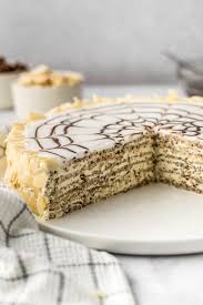 Klassische Ungarische Esterhazy Torte In 2020 Kuchen Und Torten Rezepte Glutenfreie Torten Esterhazy Torte