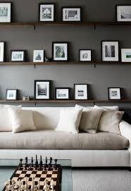 Regal Hinter Sofa Positionieren So Lasst Sich Der Bereich Hinter Der Couch Optimal Nutzen Shelves Above Couch Floating Shelves Living Room Home