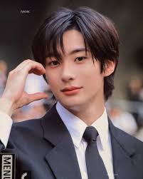 배진영 소속사(C9)의 여자 연습생.jpg 셀카 영상에서 진영이가 등장해 팬들의 궁금증을 불러 일으켰던... 19살 김지원 현재 모델로  활동중이라고 합니다.