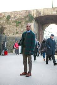 Essayez vite nos pulls verts pour homme! Comment Porter Un Pardessus Bleu Marine Avec Un Pull A Col Rond Vert Fonce 9 Tenues Et Looks Mens Street Style Mens Fashion Casual Stylish Men