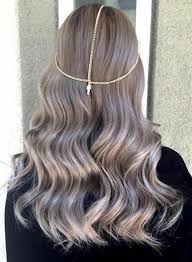 Cheveux jaunes cheveux courts bruns nuances de cheveux blonds style de coiffure blonde; Le Blond Cendre La Coloration Preferee Des Femmes Romantiques Archzine Fr