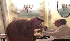 العاهل السعودي ينحني لتقبيل يد أب الوليد بن طلال صورة news new world