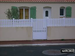 Les lames composites intègrent un coeur en pvc recyclé et en anas de lin, sourcés à proximité de notre usine afin de réduire leur empreinte carbone. Portillon Avec Cadre Aluminium Et Cloture Pvc Stockflash