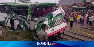 Heboh sekali garasi po haryanto kudus kedatangan rekan2 mania 5 unit bus. 22 Penumpang Bus Po Haryanto Terluka