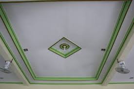 Apabila ruang tamu sudah terjaga kebersihan dan kerapihannya, maka langkah selanjutnya untuk mempercantik ruang tamu adalah dengan memberikan warna cat plafon ruang tamu. Desain Plafon Ruang Tamu Cantik Desain Plafon Ruang Tamu Desain Plafon Desain