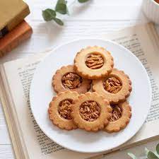 caramel almond cookies アーモンドヌガーのクッキー 焼きました パリパリのアーモンドが バタークッキーに合わさって美味 フロランタン的な味わいですが 厚さが薄いので パリッと感もあり軽い感じ 今月の通信講座上級クラスの クッキー缶に入ります