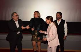 شيرين رضا تخطف الأنظار بتنورة قصيرة خلال العرض الأول لفيلم الضيف Fur Coat Fashion Coat