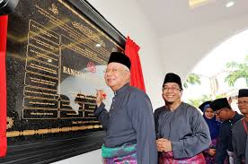 Pada pru13, razali, yang juga timbalan menteri di jabatan perdana menteri, menang kerusi parlimen muar dengan majoriti 1,646 undi. Najib Don T Just Look At Others Faults The Star