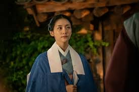 Yup, drama histori yang selain dua tokoh utama, ada pemeran lain yang bikin drama ini makin spesial, yaitu aktor keren lee ji hoon. Lee Ji Hoon Has Drastically Different Encounters With Shin Se Kyung And Park Ji Hyun In Rookie Historian Goo Hae Ryung Soompi