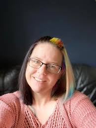 Help me people! Can't do Make-up for s*** I need some simple tips of easy  things to do and what colours wud u suggest? When I do makeup, it's usually  blacks greys