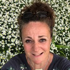 I absolutly love love cats..they make me happy