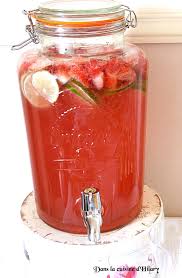 Dans La Cuisine D Hilary Sangria Rose Fraise Et Citron Vert Strawberry And Lime Rose Sangria Recettes De Cuisine Cuisine Cuisine Et Boissons