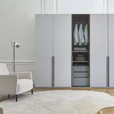 Ob im flur, als schrank im schlafzimmer oder die anrichte im wohnzimmer, stauraum wird überall benötigt. Ethan Kleiderschranke Designer Ligne Roset
