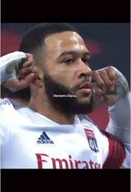 Memphis Depay Dengan Bendera Rms