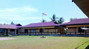 Suatu hari di suatu sekolah menengah atas tepatnya di ruang kepala sekolah tampak seorang pria berumur 45 tahun sedang merenung, entah apa yang sedang dia pikirkan. Tahukah Kamu Ada 14 Smp Di Kecamatan Simpang Hilir Tribun Pontianak
