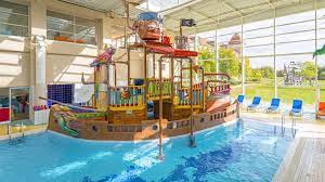 Choose from one of our six disney hotels, two nature resorts or one of our partner hotels. Hotel Mit Schwimmbad In Disneyland Paris Hotel Explorers
