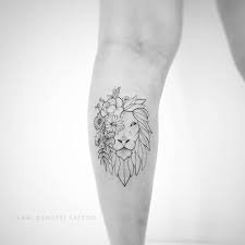 O Leao Com Flores Da Nathalia Claribenattitattoo Benarttistudio Lion Tatouage Tatouage Lion Tatouage D Inspiration