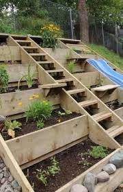 Afbeeldingsresultaat Voor Groentetuin Bak With Images Sloped Garden Hillside Garden Hillside Landscaping