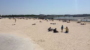 Camping la rochelle, le village corsaire des 2 plages **** à châtelaillon plage propose piscines village corsaire des 2 plages. La Rochelle Trois Amis Frolent La Noyade Plage De La Concurrence
