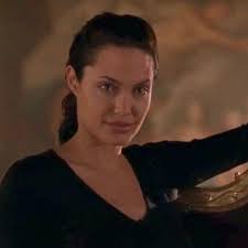 Paghanga lang kay Angelina Jolie, talagang para sa kanya ang pagiging Lara  Croft. : r/TombRaider