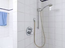 Ein schlafzimmer, an das direkt ein badezimmer angrenzt. Unterputzinstallation Bei Dusche Und Wanne So Geht S Hansgrohe De