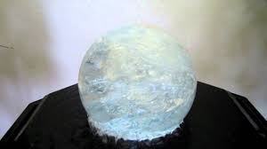 Natron und stärke in einer schüssel vermengen. Schwimmende Brunnen Kugeln