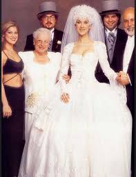 Une chose est sûre, l'interprète d'on ne change pas s'apprête à faire son grand retour en grâce après des problèmes. Les 36 Robes De Mariee Les Plus Marquantes Celine Dion Wedding Celebrity Wedding Dresses Celebrity Wedding Photos