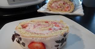 Erdbeerrolle Biskuitrolle Mit Erdbeerfullung Rezept Erdbeerrolle Backrezepte Lebensmittel Essen