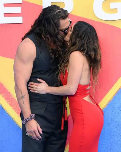 Siempre derrochando miel, Jason Momoa y Adria Arjona se convierten en la  pareja más romántica de la alfombra roja de la proyección especial de 'The  Wrecking Crew', el más reciente proyecto cinematográfico