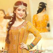 Nice Yellow Suit With Nice Churiya Pakistani Mehndi Dress Mehndi Hairstyles Pakistani Bridal