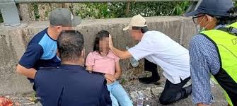 Perlahan punggung itu sekarang terbuka sampai ke pinggang dan otomatis pasti bagian depannya pun terbuka polos pula. Video Cuba Bunuh Diri Selepas Ditegur Main Permainan Video Kosmo Digital