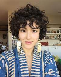 67 Cute Short Haircuts For Women In 2019 Coiffures Courtes Frisees Coiffure Courte Coiffures Courtes Bouclees