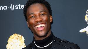 Claude weet als geen ander hoe je een drukke print, bijzondere fit en kleur  moet kunnen 'ownen'