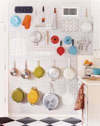 Pfannen In Der Kuche Aufhangen Lochwand Weiss Kitchen Lochwande Ideen Pegboard Ideen