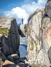 This is the start of the norway travel vlog series and we start with the iconic kjeragbolten hike near stavanger norway. Fruh Aufstehen Fotojagd Auf Der Trollzunge Reise Rnz